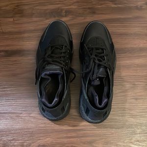 Black Huaraches Size 9.